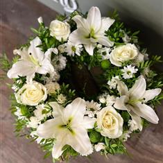 Classic green and white wreath